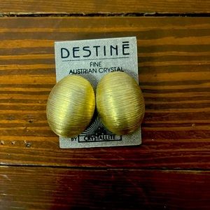 Vintage Gold colored earrings in good pre-owned condition.
